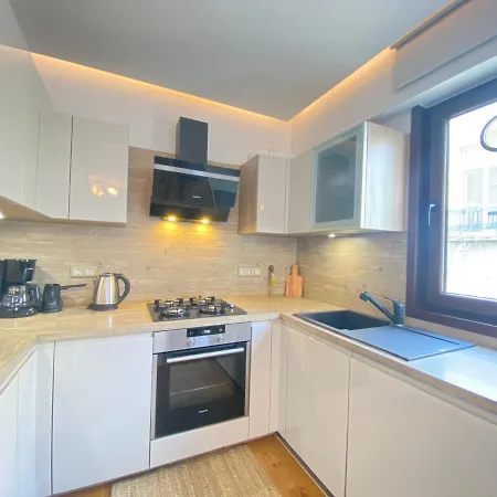 2 Bedroom Cute And Central Located Apartment In Nisantasi Lägenhet